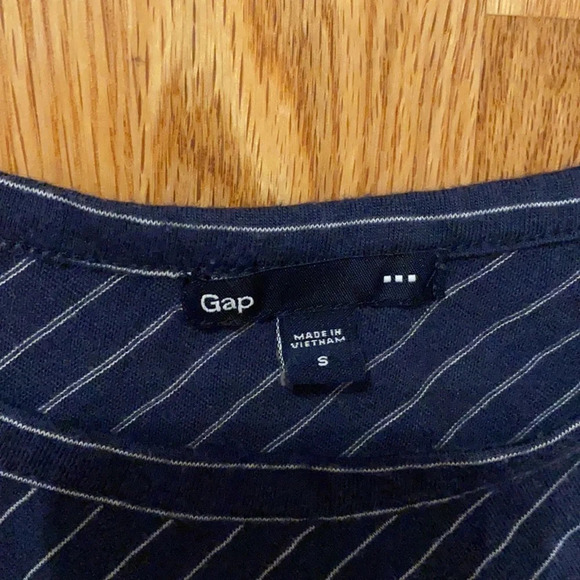 Gap tank top in navy and white pinstripe pattern size small banded bottom‎ hem S - Picture 3 of 7